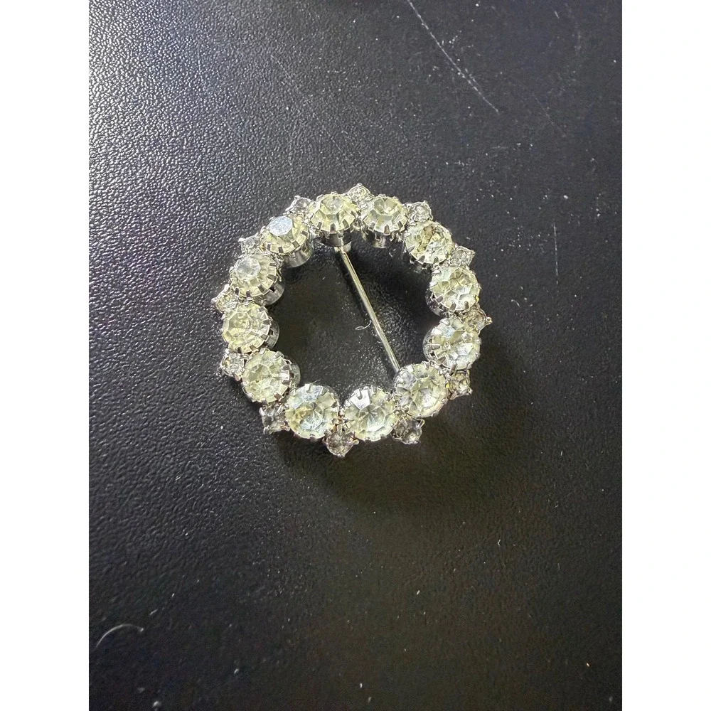 Vintage Silver Tone Clear Rhinestone Wreath Circle Brooch Pin Elegant Sparkling